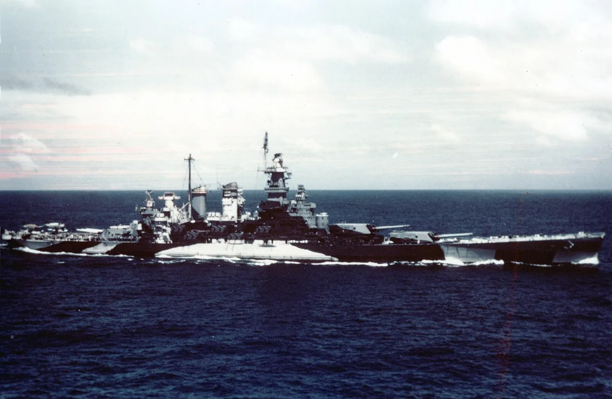 USS NORTH CAROLINA underway during the Gilbert Islands operation in November 1943