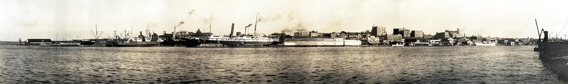 Panorama of the Wilmington, North Carolina waterfront in 1918